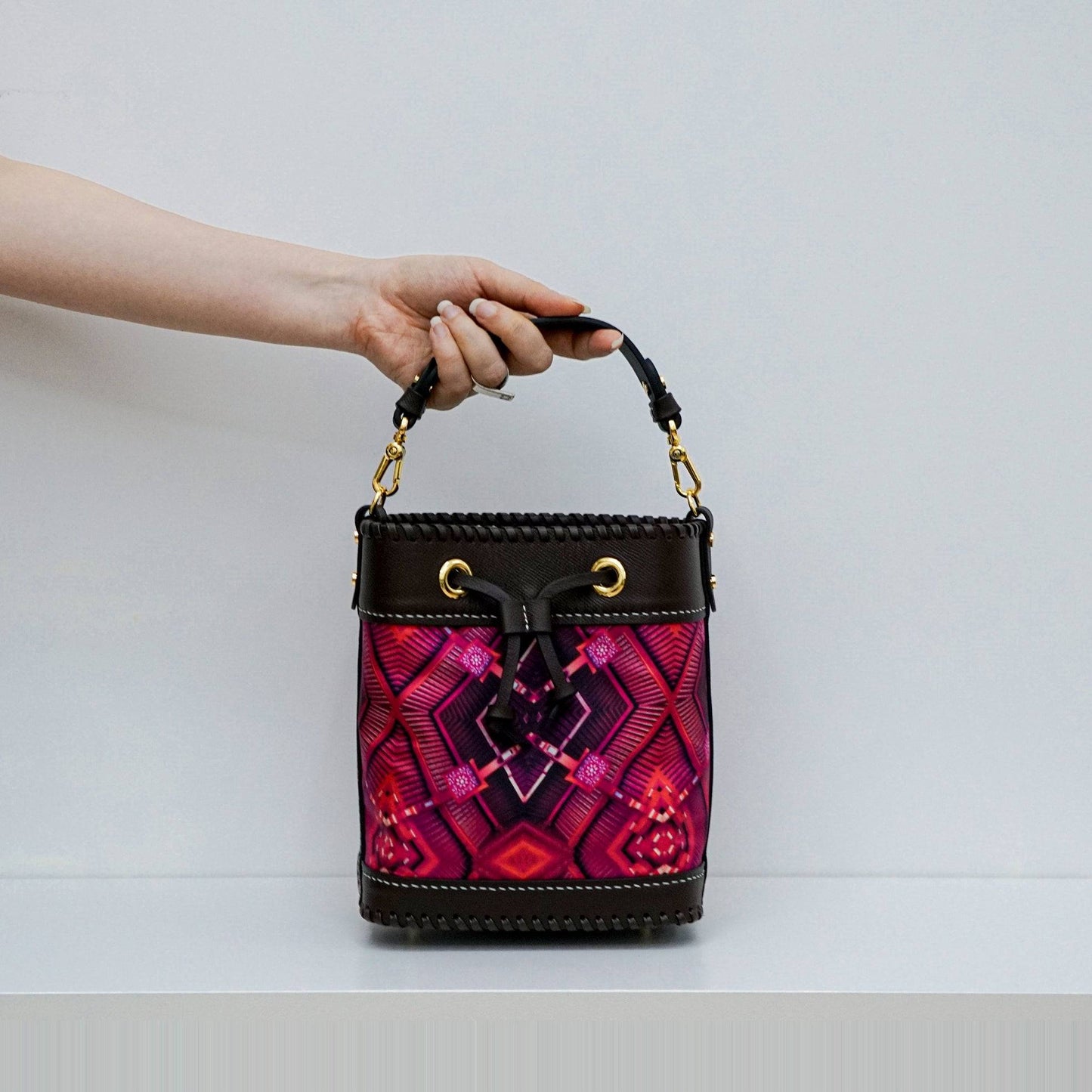 限量款:真絲水桶包 Silk-Leather Bucket Bag