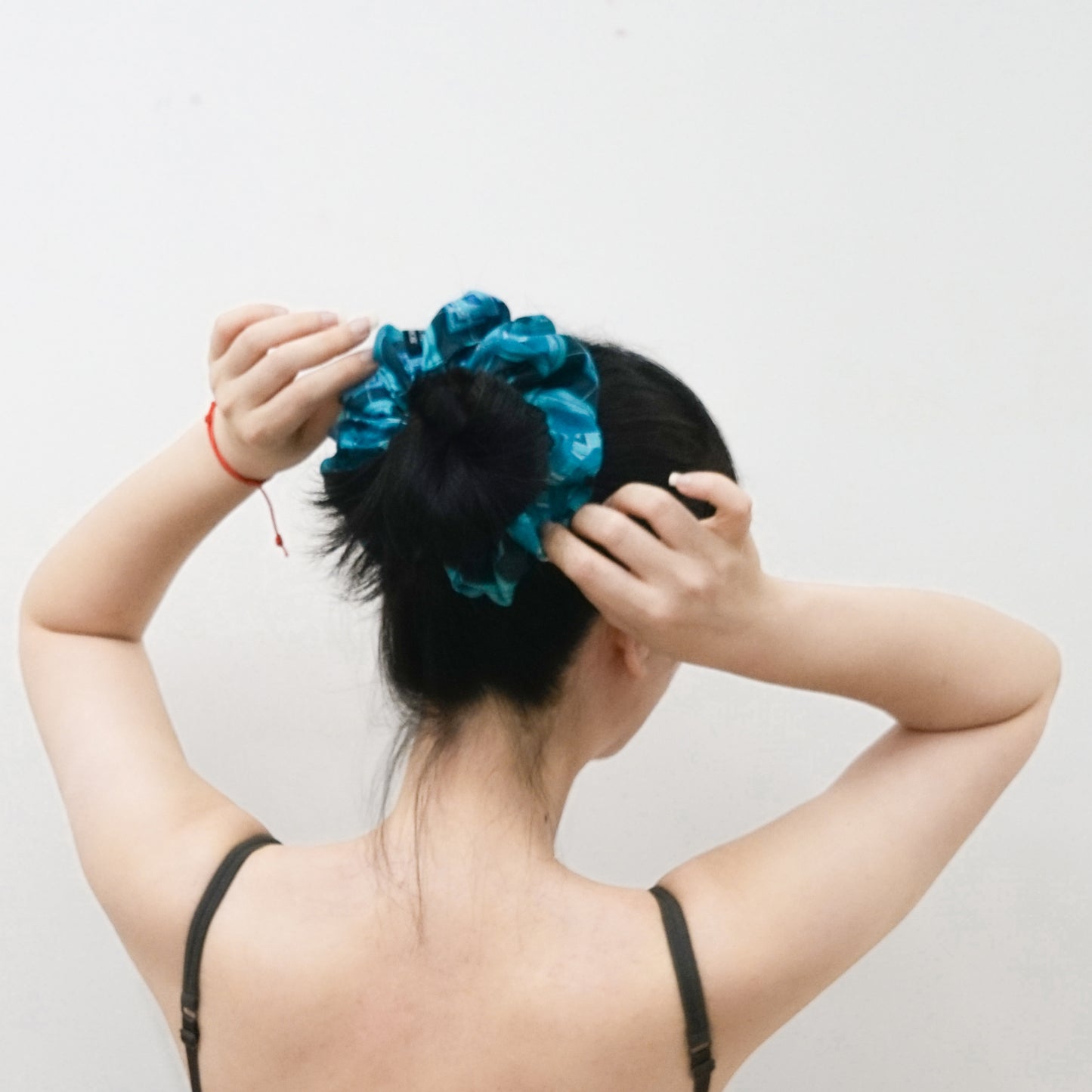 Invisibilis Moveré Premium silk scrunchie - Size Medium - Made in Hong Kong