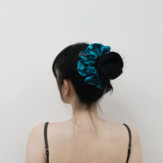 Invisibilis Moveré Premium silk scrunchie - Size Medium - Made in Hong Kong